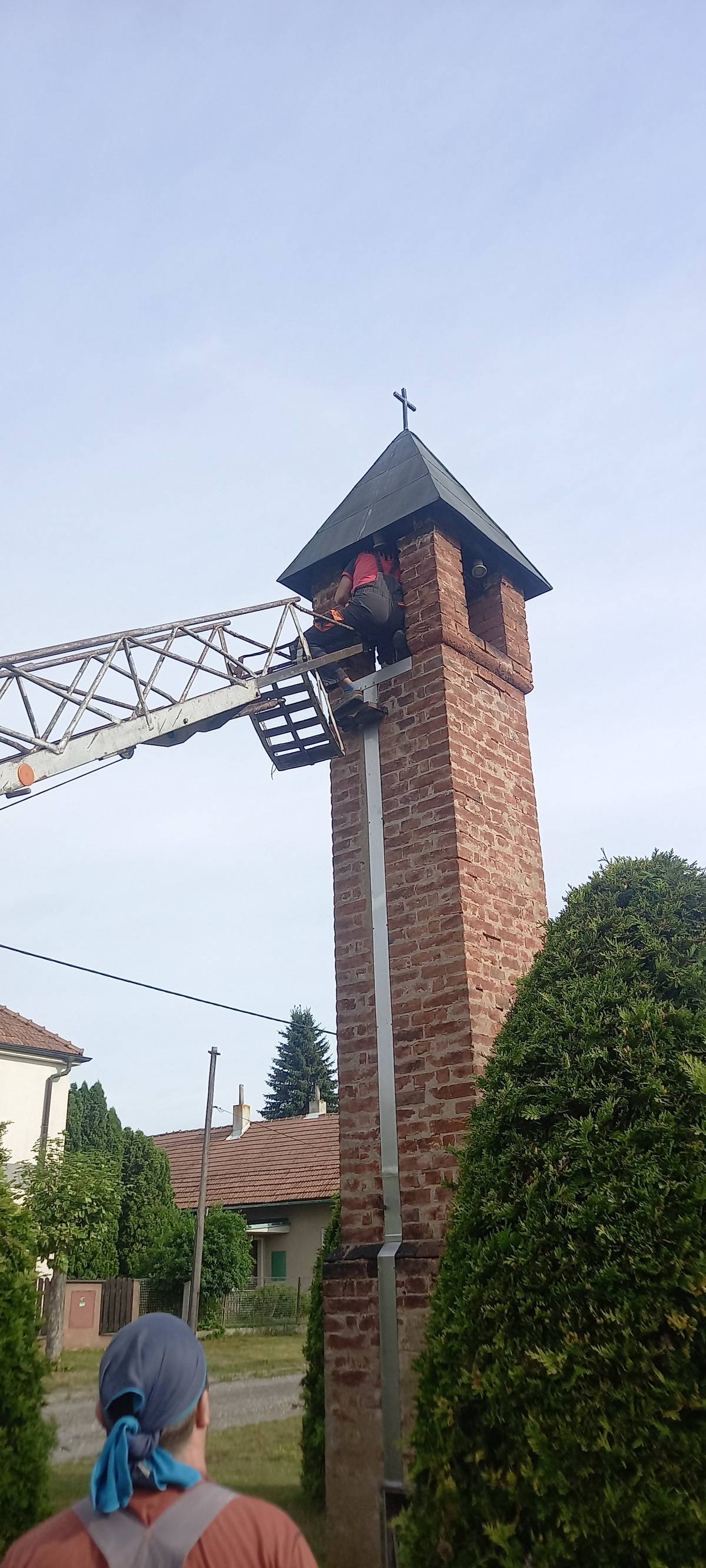 Dnes ráno nám firma Heinz opravila zvonění a tak budeme zase zvonit poledne a klekaní.