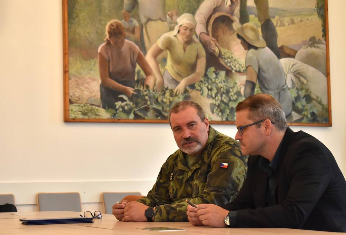 Starosta Žatce Radim Laibl a zástupce náčelníka Generálního štábu Armády ČR genmjr. Pavel Lipka na žatecké radnici podepsali memorandum o vzájemné spolupráci mezi městem a Ministerstvem obrany ČR.