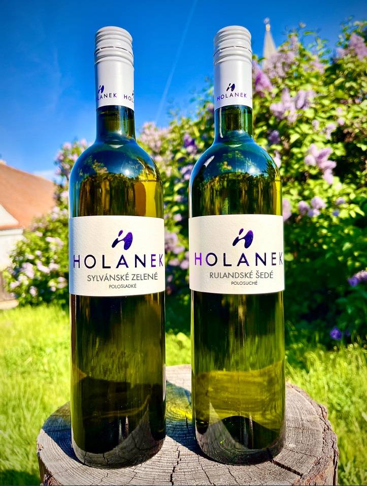Vinařství Holánek bude jezdit v intervalu 14 dní vždy ve  čtvrtek  od 14:50 -15:10 hod s pojízdnou vinotékou širokou nabídku vín za akční ceny. Vybírat můžete z polosladkého Rulandského bílého, polosuchého Muškátu moravského a dalších skvělých vín.