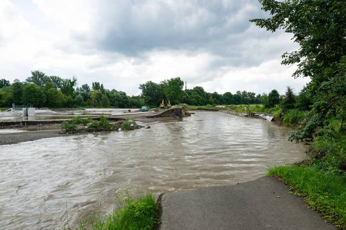 Cyklisté, pozor! Voda strhla část cyklostezky u nově budovaného jezu v Karviné-Ráji. Celý sjezd na provizorní odklon cyklostezky, který sloužil po dobu výstavby jezu, je zničen.   ❗ Platí zde zákaz vstupu a průjezd ve směru na Český Těšín ani Karvinou není možný.   Momentálně čekáme, až voda opadne, abychom mohli vyhodnotit škody. Jakmile to situace dovolí, okamžitě začneme pracovat na opravě a obnově průjezdu.   Prosíme, využijte zatím jiné trasy a sledujte naše kanály pro aktuální informace.   Děkujeme za pochopení!