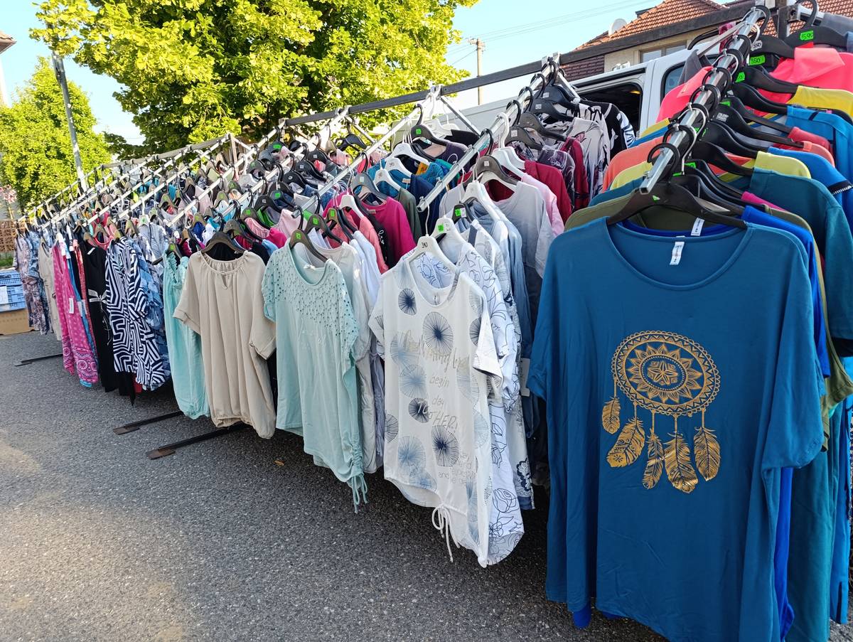 Dnes do 12 hodin najdete před obecním úřadem stánek s oblečením.