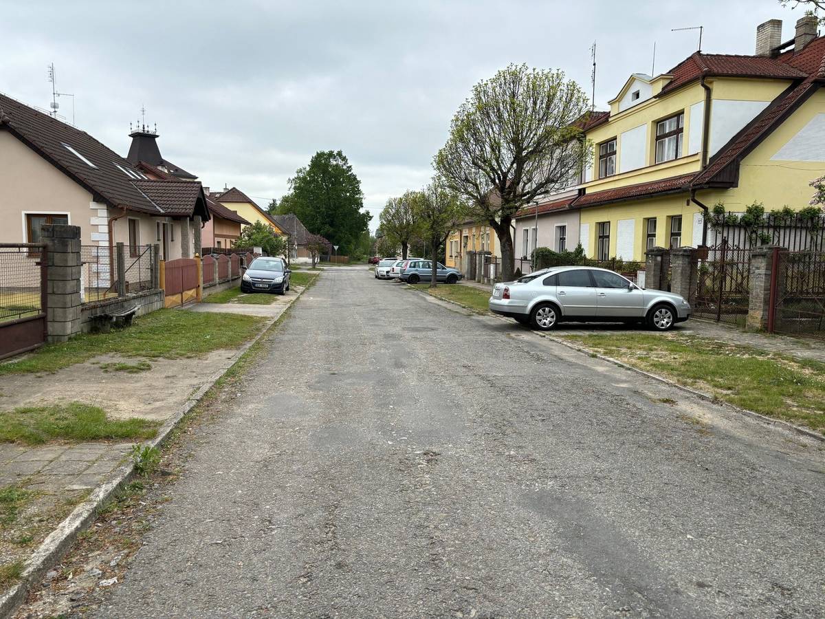 👍🏻 vzala na vědomí dokončenou projektovou dokumentaci a vydané stavební povolení na akci "Rekonstrukce ulice Karla IV." 👍🏻 vzala na vědomí dokončenou projektovou dokumentaci a vydané stavební povolení na akci "Veřejný prostor u pošty a lávka pro pěší". 👍🏻 na základě výsledku výběrového řízení rozhodla vybrat firmu DOLMEN-CB, s.r.o. České Budějovice k realizaci akce „Rekonstrukci a zateplení požární zbrojnice č.p. 107“  👍🏻 na základě výsledku výběrového řízení rozhodla vybrat firmu NEO BUILDER a.s., Praha - Uhříněves k realizaci akce „Fotovoltaika pro veřejné budovy Veselí nad Lužnicí“ (Mateřské školy) 👍🏻 souhlasila s uzavřením smlouvy o právu provést stavbu s investorem stavby GAFFA s.r.o., Praha  v souvislosti se  stavbou „Výrobní areál GAFFA Veselí nad Lužnicí“ dle projektové dokumentace zpracované Studio A s.r.o  Všechna usnesení z RM najdete na webových stránkách města:  usnesení ze schůzí RM