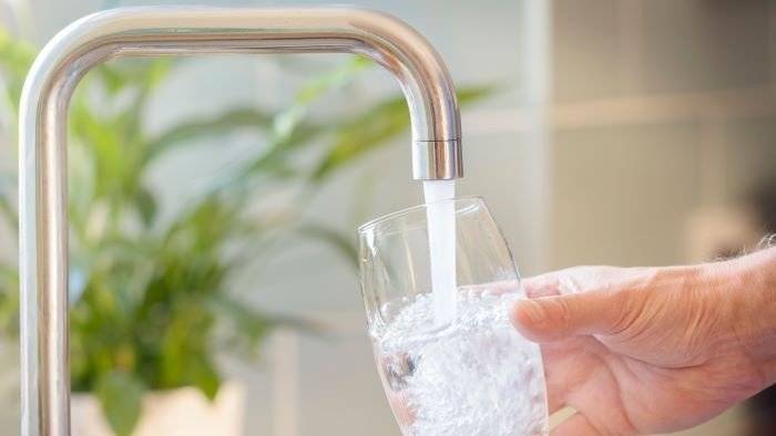 Voda z kohoutků nepoteče v některých ulicích Smíchova v úterý 29. července od 8 do 13 hodin. Důvodem jsou plánované opravy, udržovací a revizní práce. Výluka se bude týkat odběrných míst v ulicích č.p./č.o.: Kroupova 3125/24; U Starého židovského hřbitova 2872/10, 2871/12, 2870/14, 3133/2, 2688/3, 2875/4, 2874/6, 2873/8, 2556, č.par. 948/2. Náhradní zásobování bude zajištěno na základě požadavků odběratelů a podle dopravních a technických možností přistavením cisterny s pitnou vodou. Podrobné informace nepřetržitě podává zákaznická linka PVK na tel: 840 111 112 nebo 601 274 274.