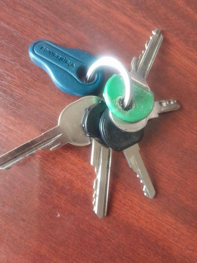 Byly nalezeny tyto klíče u Výrovky. K dostání na obecním úřadě.