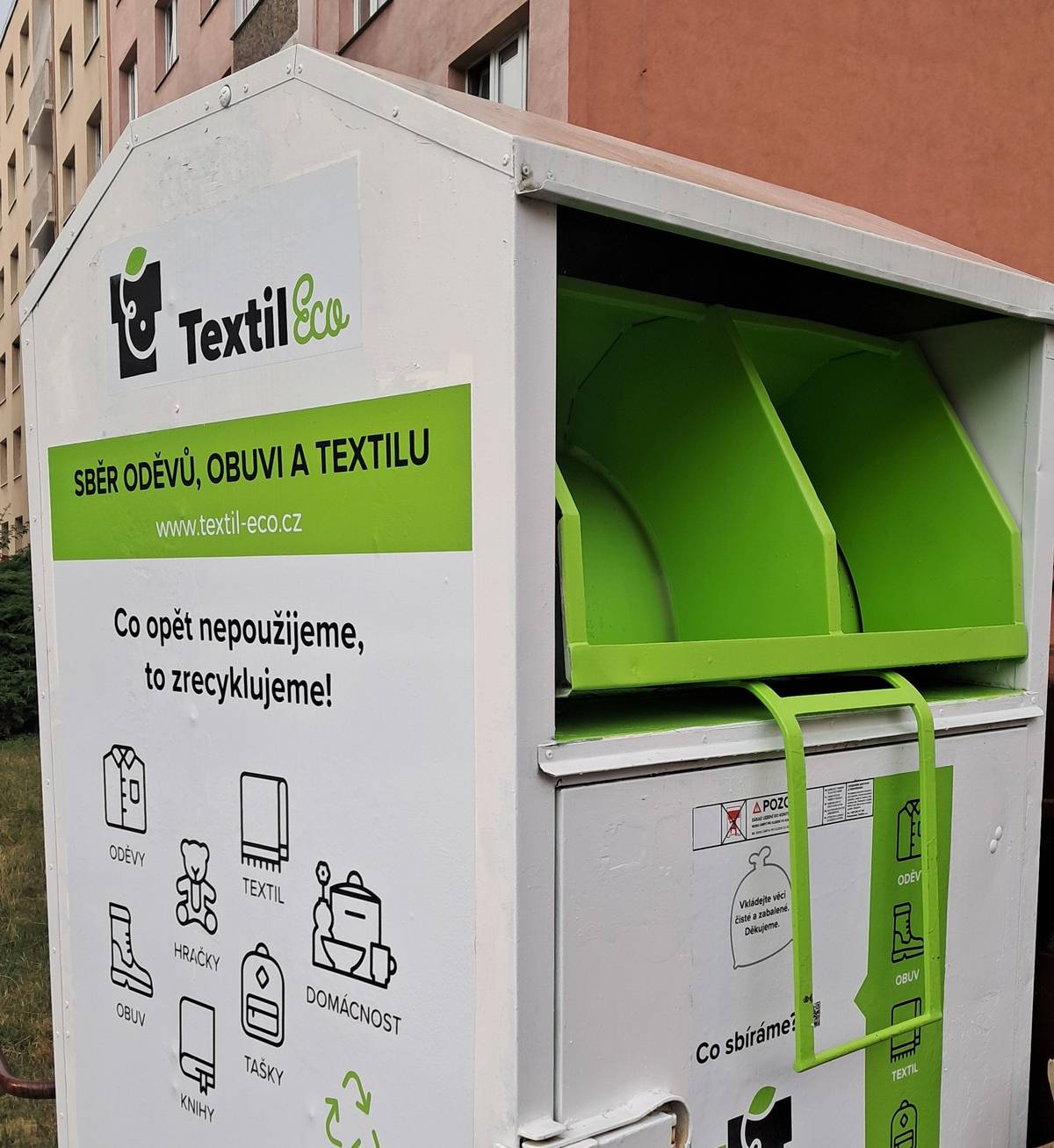 Nepořádek u kontejnerů na odpadní textil vyvolává v posledních týdnech debaty mezi občany i jejich kritiku a zaměstnává pracovníky městského úřadu. Důvody nepořádku jsou především dva. Tím prvním je snaha se obohatit na věcech, které už někdo jiný odložil. Proto se někteří lidé přehrabují  v nádobách s textilem, oděvy a obuví, proto dokonce někdo odlamuje zámky u těchto nádob. Například u kontejneru za radnicí se v poslední době musel zámek kvůli odštípnutí měnit už třikrát. Řešením jsou asi jen častější kontroly strážníků, další využití kamerového systému a průběžný úklid, což už se děje.  Druhým důvodem nepořádku bývá přeplnění nádob na textil a skutečnost, že lidé, kteří k němu své věci přinesou, je prostě odloží. Správně by si je přitom měli odnést domů nebo přenést do jiné, prázdnější nádoby na odkládání textilu nebo odvézt na sběrný dvůr, což se ale většinou už nikomu nechce dělat. Změna svozové firmy Proč jsou často nádoby na odložený textil přeplněné? Protože se o svoz textilu stará nová společnost Textil Eco, jež službu zajišťuje teprve několik týdnů, a to v mnoha městech najednou. Termíny svozu se proto postupně ladí. Proto se stává, že místo vyvážení textilu každý týden se nádoby vyprazdňují až po delší době. Ke změně dodavatele služby došlo poté, co předchozí společnost KlokTex s městy ukončila smlouva. Nahradila ji společnost Textil Eco, která nyní na mnoha místech najednou nastavuje systém svozu. Pracovníci Městského úřadu Žatec s ní pravidelně jednají a problém řeší, naposledy se všechny nádoby na textilní odpad kontrolovaly v pondělí a úterý tento týden. Nádoby na textil musí být umístěné v každé obci, což stanovuje zákon. V Žatci se stala tato služba poměrně oblíbenou. Ve městě je aktuálně rozmístěno 13 nádob na odložení textilního odpadu a vzhledem k zájmu obyvatel se hledají případná další místa, kam je umístit, například v Podměstí. Není to ale úplně jednoduché: Odpadní nádoba musí být na pozemku města, snadno přístupná kvůli vyvážení a na jejím umístění se musí shodnout město se svozovou firmou. Tomáš Kassal