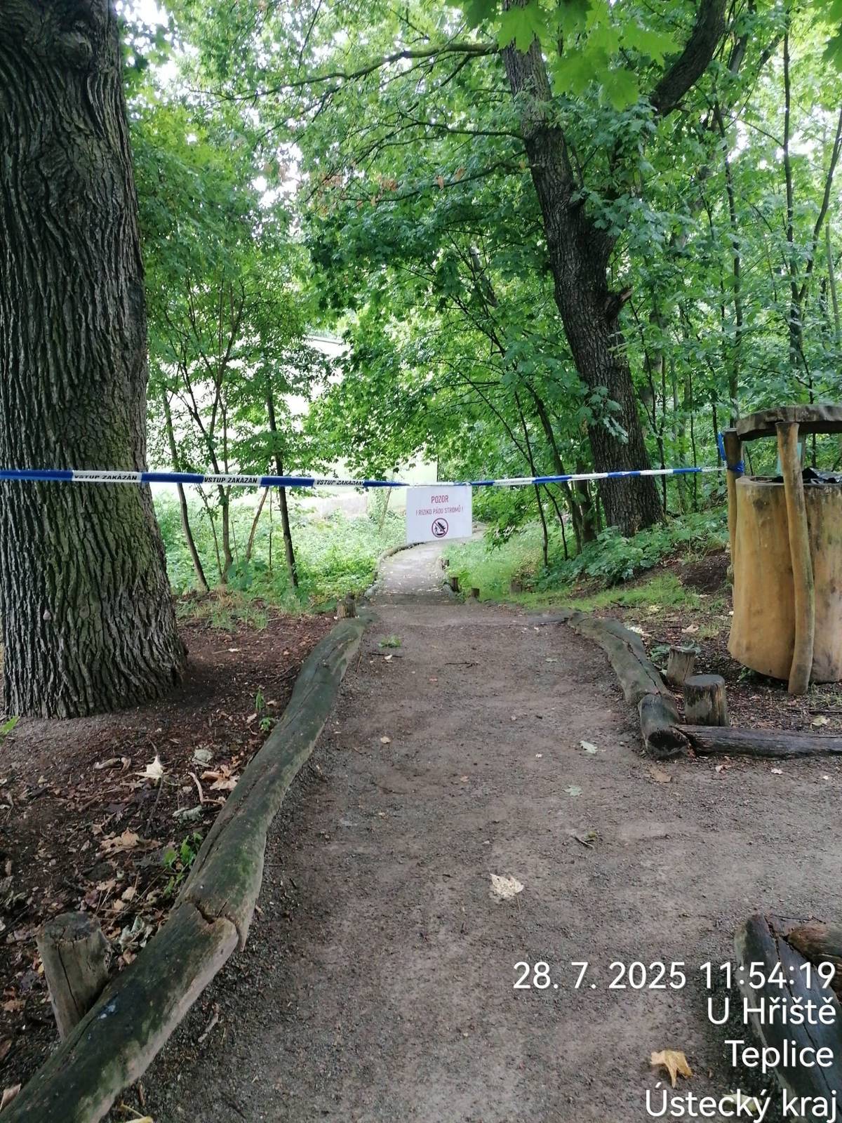 Vážení občané, od dnešního dne až do odvolání platí zákaz vstupu do spodní části lesoparku Sokolka v okolí Margarinky. Důvodem je zvýšené riziko pádu stromů – v následujících dnech dojde k odstranění nebezpečné zeleně. Cesty se zákazem jsou označeny výstražnou páskou a informačními cedulemi. Děkujeme za pochopení a dodržování zákazu vstupu.