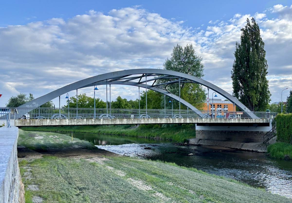 Pozor, v září a říjnu dojde k dopravnímu omezení z důvodu opravy silničního mostu přes Nežárku. Předpokládá se, že dominanta našeho města bude kyvadlově průjezdná od 2. září do 17. října 2025 a zcela uzavřena dva víkendy (18.10. -> 19.10. a 25.10 -> 26.10.2025). Připomínáme, že pro osobní automobily lze využít dálnici kolem města, která je mezi oběma sjezdy bez poplatku!