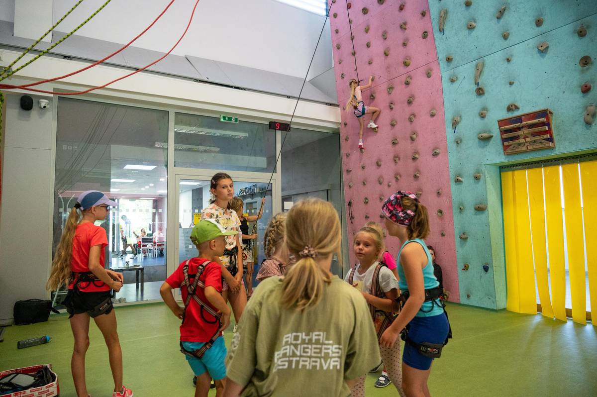 Posledním červencovým dnem končí první etapa projektu Corrency, jehož cílem je podpora volnočasových a sportovních aktivit dětí a mládeže v městském obvodu Ostrava-Jih. Obyvatelé s trvalým pobytem v našem obvodu, kteří již své děti do projektu zaregistrovali, by měli nejpozději do 31. 7. 2025 proměnit svou registraci za konkrétní aktivitu. Doporučujeme tak učinit co nejdříve – ideálně výběrem a zakoupením kroužku, sportovní aktivity nebo příspěvku do spolku či sportovního klubu, jehož činnost začne od září 2025 a který již nyní nabízí možnost předprodeje. Corrency lze využít také na pobytové a příměstské tábory, které probíhají v červenci a srpnu. Příspěvek lze uplatnit i na lekce plavání přes Infocentrum SAREZA. „Rodiče mají jedinečnou příležitost investovat do aktivního trávení volného času svých dětí. Nenechte příspěvek propadnout – zabavte děti aktivitou, která je zajímá baví,“ vyzývá starosta městského obvodu Ostrava-Jih Martin Bednář. Nezapomeňte: Pokud registraci v systému Corrency nevyužijete do 31. 7. 2025, nárok na příspěvek zaniká. Více informací o projektu a seznam zapojených organizací najdete na našem webu: Corrency – podpora volnočasových a sportovních aktivit