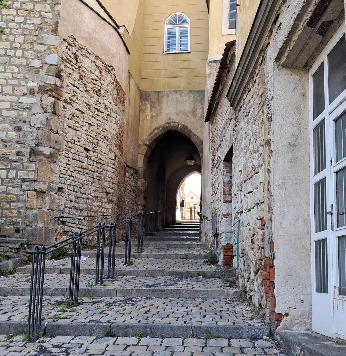 Průchod Libočanskou brankou, který byl od začátku července zcela uzavřený, je nyní už znovu možný. Zatím ale jen jedním schodištěm z Nákladní ulice. Nejkratší cesta pro pěší z Podměstí do centra města je tak znovu otevřená. Stále se ale jedná o staveniště, proto prosíme o opatrnost při průchodu! Práce na revitalizaci prostoru hradeb nad Nákladní ulicí budou pokračovat. V příštích týdnech se bude dál pracovat i přímo v prostoru pod Libočanskou brankou, kde bude oprava přilehlých zdí a obou schodišť z Nákladní ulice vyžadovat větší a delší zásah dělníků, než předpokládala projektová dokumentace. Děkujeme za trpělivost a opatrnost! (red)