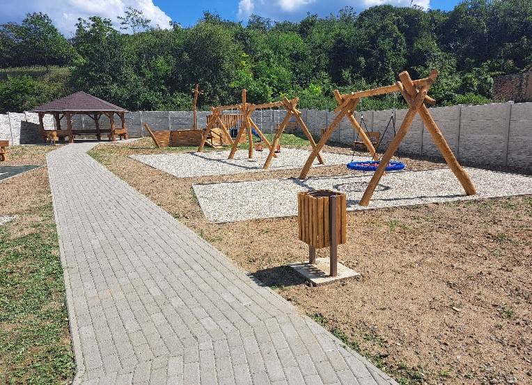 Otvorenie novovybudovaného detského ihriska bude 31. júla 2025 o 16:00 hodine. Každého srdečne očakávame!  Az új játszótér megnyitása 2025. július 31-én lesz 16:00 órától. Mindenkit sok szeretettel várunk!