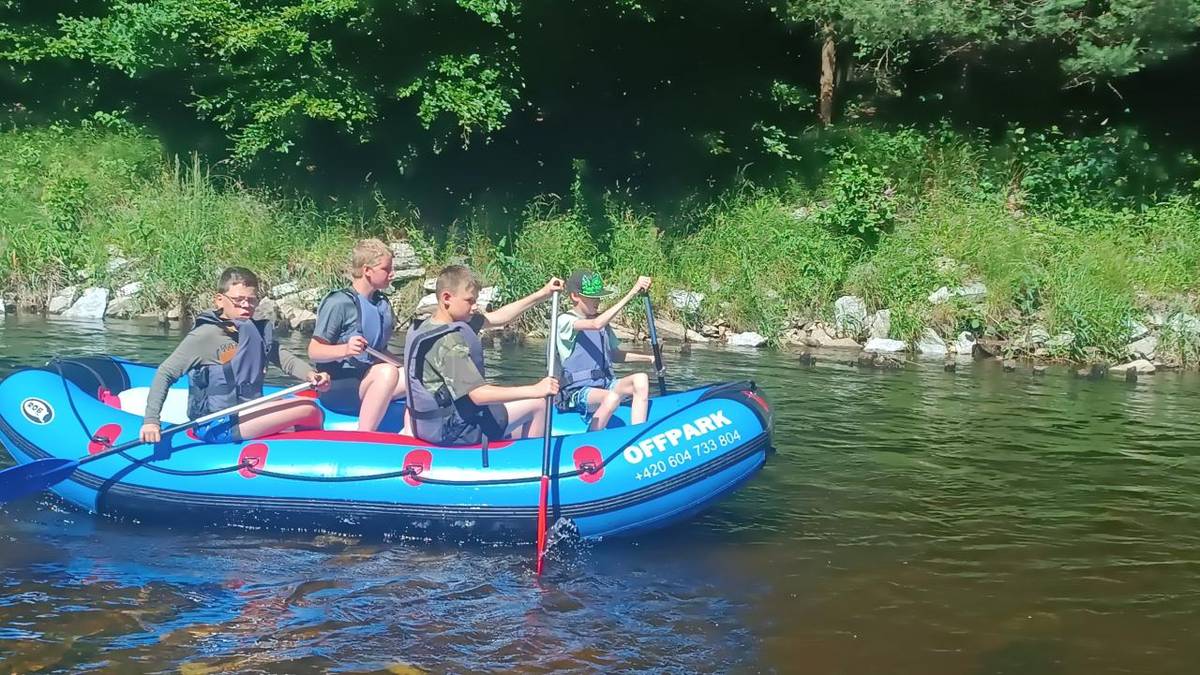 Poslední červnový týden nebyl jen o úklidu tříd, učebnicích a přípravách na vysvědčení, ale zejména o společných zážitcích a o našem očekávaném školním výletu. V pondělí 23. června jsme hned v ranních hodinách vyrazili vlakem směr Sušice.