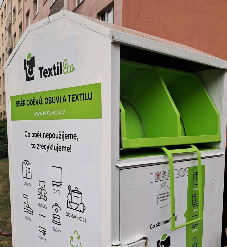 Nepořádek u kontejnerů na odpadní textil vyvolává v posledních týdnech debaty mezi občany i jejich kritiku a zaměstnává pracovníky městského úřadu. Důvody nepořádku jsou především dva.