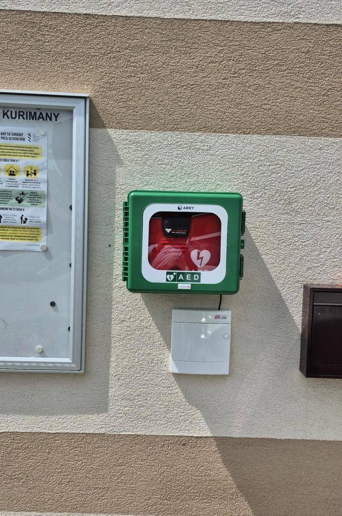 Do našej obce pribudol defibrilátor (AED), ktorý je umiestnený na budove obecného úradu vo vyhrievanom boxe a je prístupný 24 hodín denne.