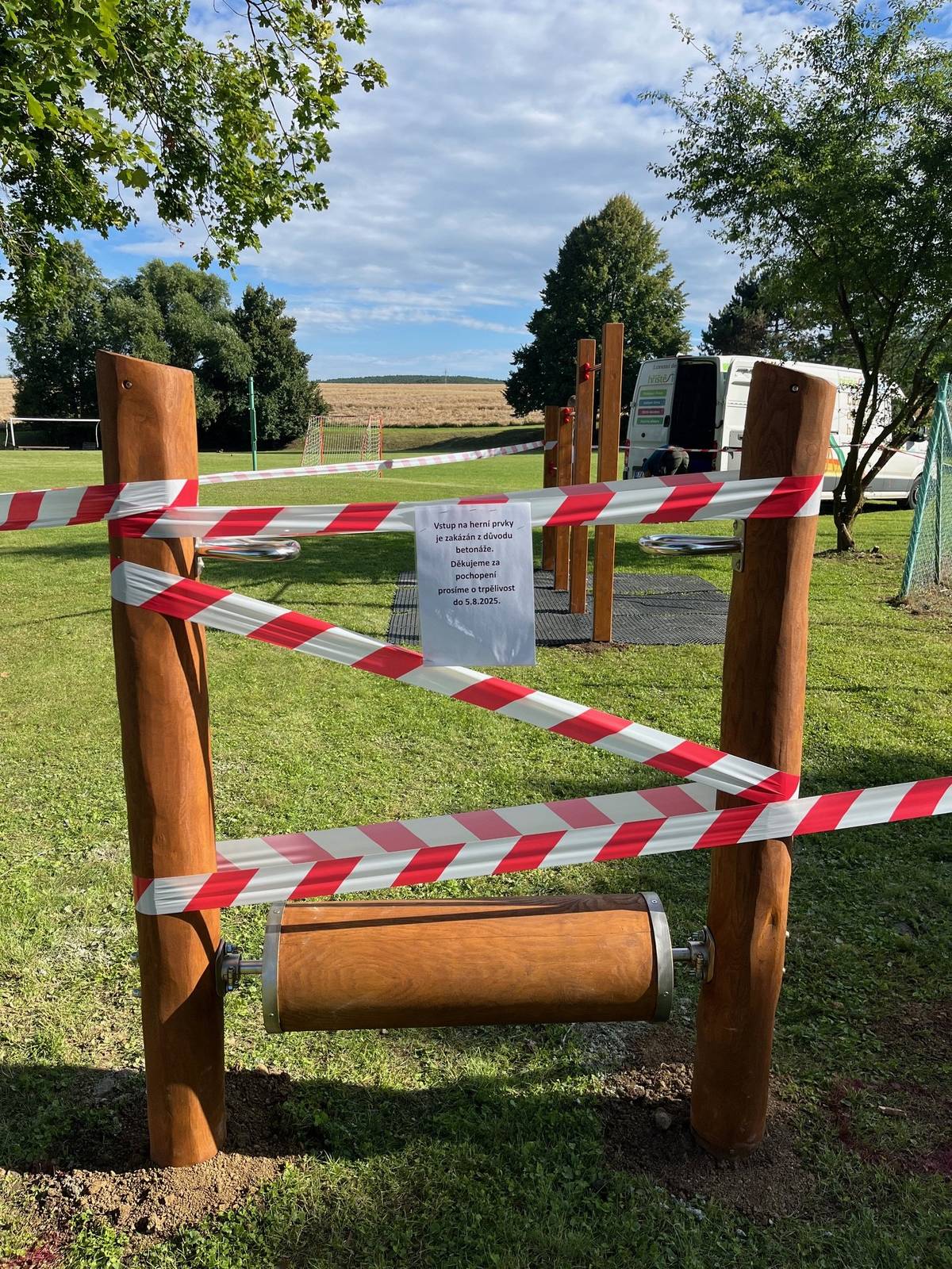 Vážení občané, dočasně je zakázán vstup na nové herní prvky, které jsme u dětského hřiště 1.8. nechali instalovat. Musíme tam totiž nechat pořádně zatvrdnout beton, aby bylo hřiště bezpečné. Prvky je možné použít od 5.8. Děkujeme vám za pochopení a trpělivost. S pozdravem Martin Kolařík-starosta obce
