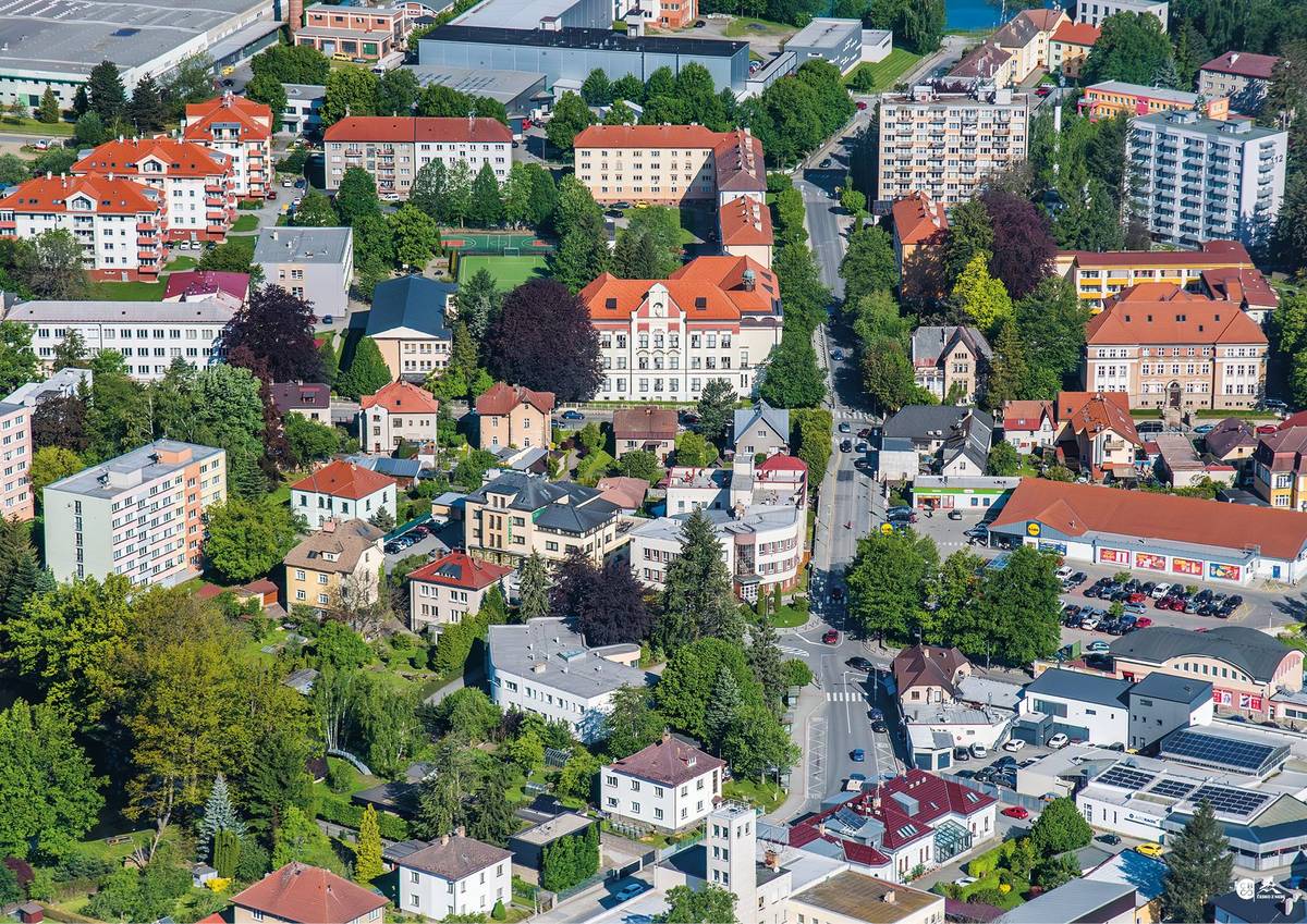 Město Humpolec si vás dovoluje pozvat na veřejné projednání změny č. 6 Územního plánu Humpolec, které se uskuteční ve středu 27. srpna od 16:00 ve velké zasedací místnosti městského úřadu. Návrh změny je do 15. září dostupný k veřejnému nahlédnutí v kanceláři Stavebního úřadu MěÚ Humpolec, Dolní náměstí 253. Zároveň je zveřejněn v Národním geoportálu územního plánování a na webových stránkách města Humpolce. Každý občan může k návrhu uplatnit písemné připomínky – nejpozději do 15 dnů od konání veřejného projednání.