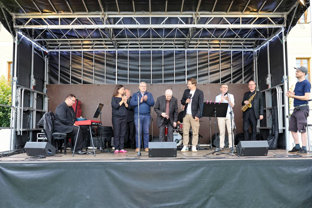 2. srpna se v Hejnicích uskutečnil již 6. ročník tradičního jazzového koncertu, který pořádalo město Hejnice ve spolupráci s Klášterem Hejnice.  Bylo nám nesmírnou ctí, že k nám po dvou letech opět zavítal mistr Jiří Suchý. Ve svých úctyhodných 93 letech sršel vtipem a šarmem a na závěr koncertu doslova zvedl celé publikum ze židlí ve vlně potlesku.  Velké díky patří také Otto Hejnic Trio, kteří nám svým výkonem předali neuvěřitelnou dávku energie a radosti z hudby.  Děkujeme všem sponzorům za podporu a technickým službám Hejnice za pomoc s přípravou i závěrečným úklidem.