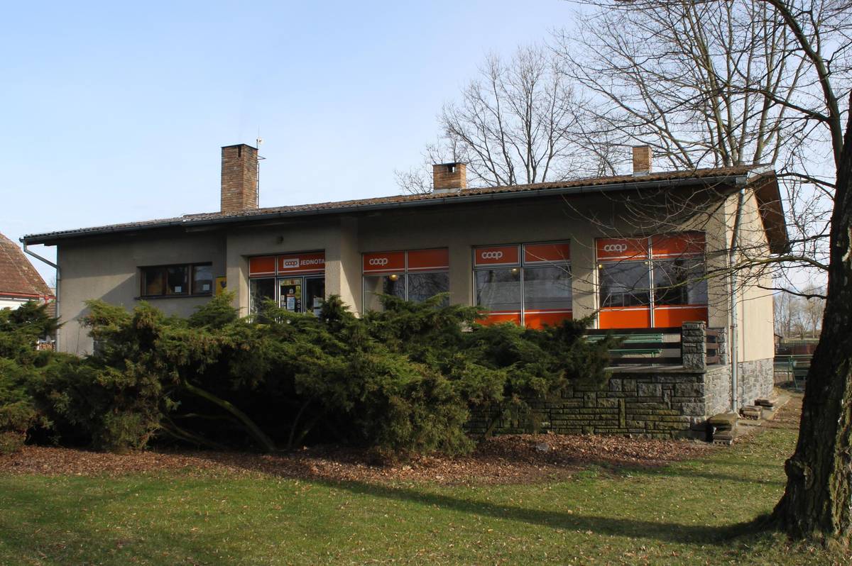 Protože se v obcích šíří nepravdivé informace o tom, že se mají uzavřít prodejny v Hrejkovicích a P. Lhotě a vedení obce situaci neřeší, vydávám následující prohlášení: Dne 27.7.2025 nám byl doručen dopis od Jednoty o rozhodnutí uzavřít v našich obcích k 1.1.2026 obě prodejny. Hned tento den jsem kontaktovala zástupce Jednoty a domluvila si s ním schůzku. Jakmile budu mít od něj všechny informace a budu znát možnosti, jak situaci řešit, svolám zastupitelstvo obce a budeme jednat dál. Chceme v obci zachovat všechny stávající služby a uděláme pro to maximum. O dalším postupu budeme občany informovat.