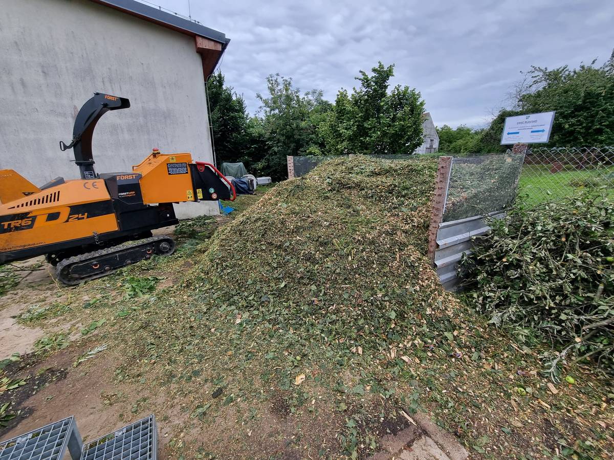 🌲 ŠTĚPKA K ODBĚRU PRO OBČANY 🌲 Vážení občané, momentálně je k dispozici větší množství štěpky, kterou si můžete zdarma odebrat. 📍 Místo odběru: sběrné místo pro bioodpad - sklad za MŠ Děkujeme, že využíváte tuto možnost k ekologickému zpracování materiálu. 🌱