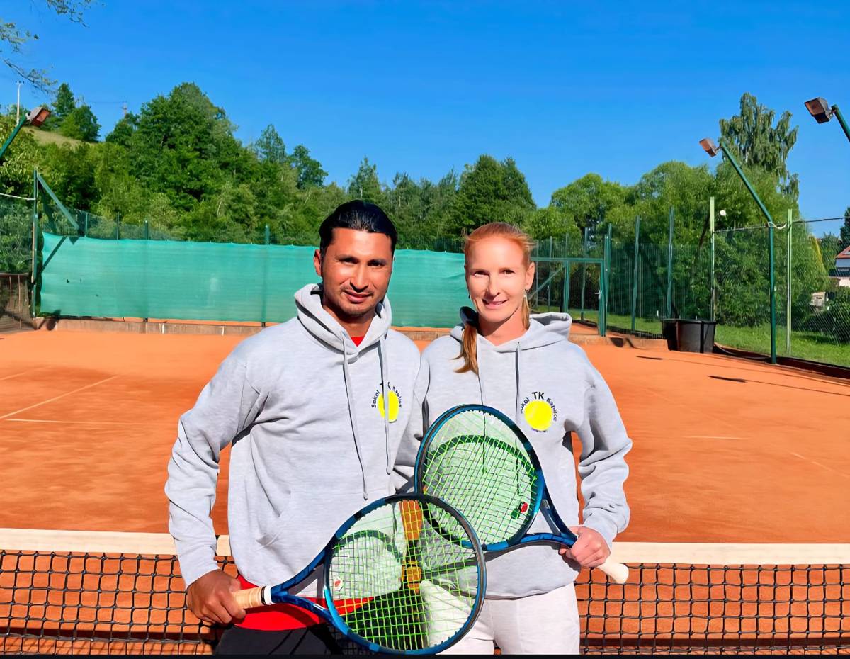 Kaplický tenisový klub hlásí největší posilu své historie. Od letošní sezóny se do jeho trenérského týmu oficiálně zařazují Barbora Diaz Božková a Chris Diaz – manželská a trenérská dvojice, která se v tenisovém světě rozhodně neztratí. A to doslova. Barbora, rodačka z Českých Budějovic, je držitelkou mezinárodní trenérské licence ITF a během své kariéry vedla mimo jiné profesionální hráčky Petru Krejsovou, účastnici grandslamového US Open, nebo Sofii Costoulas, někdejší světovou juniorskou čtyřku. Chris Diaz byl profesionálním hráčem s nejvyšším žebříčkovým umístěním ATP 267. Dnes spolupracuje s jedním z nejúspěšnějších deblistů světa, Salvadorcem Marcelem Arevalem – aktuální světovou jedničkou ve čtyřhře. Jejich styl odpovídá moderním trendům tenisového koučinku, je zaměřený na detaily, mentální přípravu a individuální přístup ke každému hráči. Společně v Mexiku vybudovali jednu z největších a nejrespektovanějších tenisových akademií, kde působili jako hlavní trenéři a mentoři desítek mladých hráčů z celého světa. Jejich rozhodnutí začít působit v Jihočeském kraji, konkrétně právě v TK Kaplice, je pro místní tenis mimořádnou událostí. Je to nejen příslib vysoké odbornosti, ale i inspirace a nová energie pro všechny věkové i výkonnostní kategorie v klubu. „Přítomnost trenérů s takovým mezinárodním přesahem je pro nás splněným snem,“ říká Tomáš Makovec, sportovní manažer oddílu. „Nejenže se výrazně zvýší úroveň tréninkového procesu, ale také se našim hráčům a klubu otevřou dveře k příležitostem, které byly dosud mimo náš dosah". Trenéři se budou věnovat zejména talentované mládeži, ale nevynechají ani práci s dospělými hráči a rekreačními tenisty. V plánu jsou tematické kempy, workshopy pro rodiče mladých hráčů a také pravidelné konzultace zaměřené na techniku, taktiku i fyzickou přípravu. První setkání s klubovou veřejností již proběhlo v rámci zahájení letní sezóny. V budoucnu se plánují i další podobná setkání - ať už s členy klubu, nebo i se širší veřejností. Cílem je představit filozofii tréninku a inspirovat začínající hráče. Pro tenis v Kaplici tak začíná nová kapitola – a to rovnou s globálním přesahem. Věříme, že tato spolupráce přinese nejen lepší výsledky na kurtu, ale i nový impuls pro celý sportovní život v našem městě. Autor: Sokol TK Kaplice