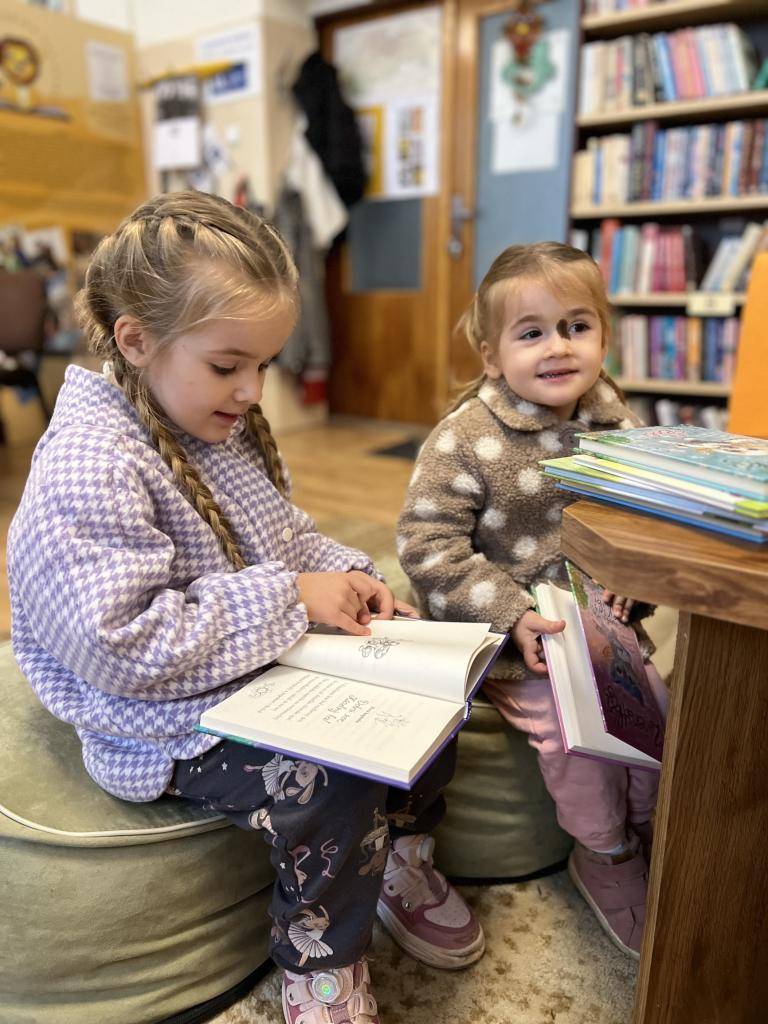 Čítajme pre radosť je názov projektu, vďaka ktorému pribudlo v Obecnej knižnici Valaliky z verejných zdrojov Fondu na podporu umenia 161 kníh v hodnote 2000 eur.