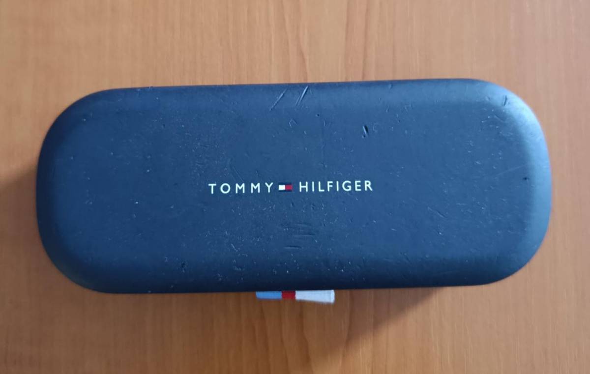 Pouzdro na brýle a sluneční brýle.