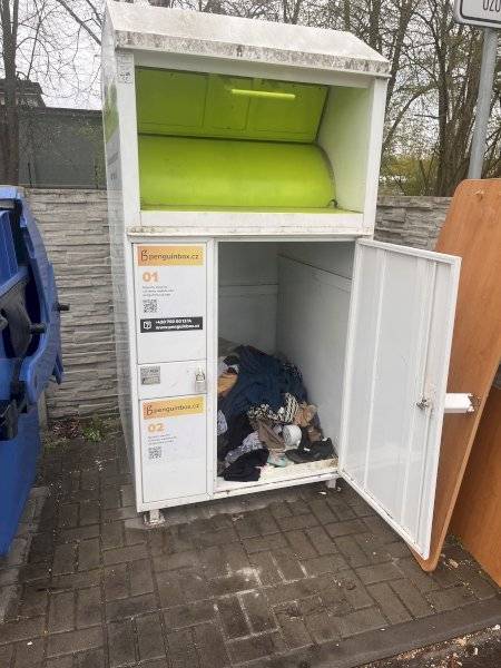 Z důvodu neustálého poškozování a znečišťování jejich okolí vyhazováním oděvů z kontejnerů na textil, byly tyto přemístěny z celého území Svinova do areálu naší příspěvkové organizace – Technický dvůr Ostrava-Svinov na ul. Nad Porubkou 838, kde je možné nepotřebné šatstvo odložit.