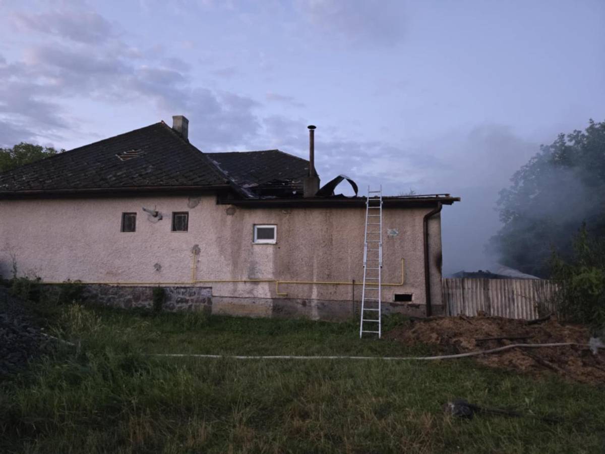 Milí spoluobčania,    minulý štvrtok v noci v obci Vyšný Žipov došlo k tragédii – požiar zachvátil rodinný dom s číslom 127, kde žijú dvaja bratia. Oheň zničil strechu a veľkú časť vybavenia ich domu. Táto udalosť zanechala rodinu v ťažkej situácii a potrebujú našu pomoc.