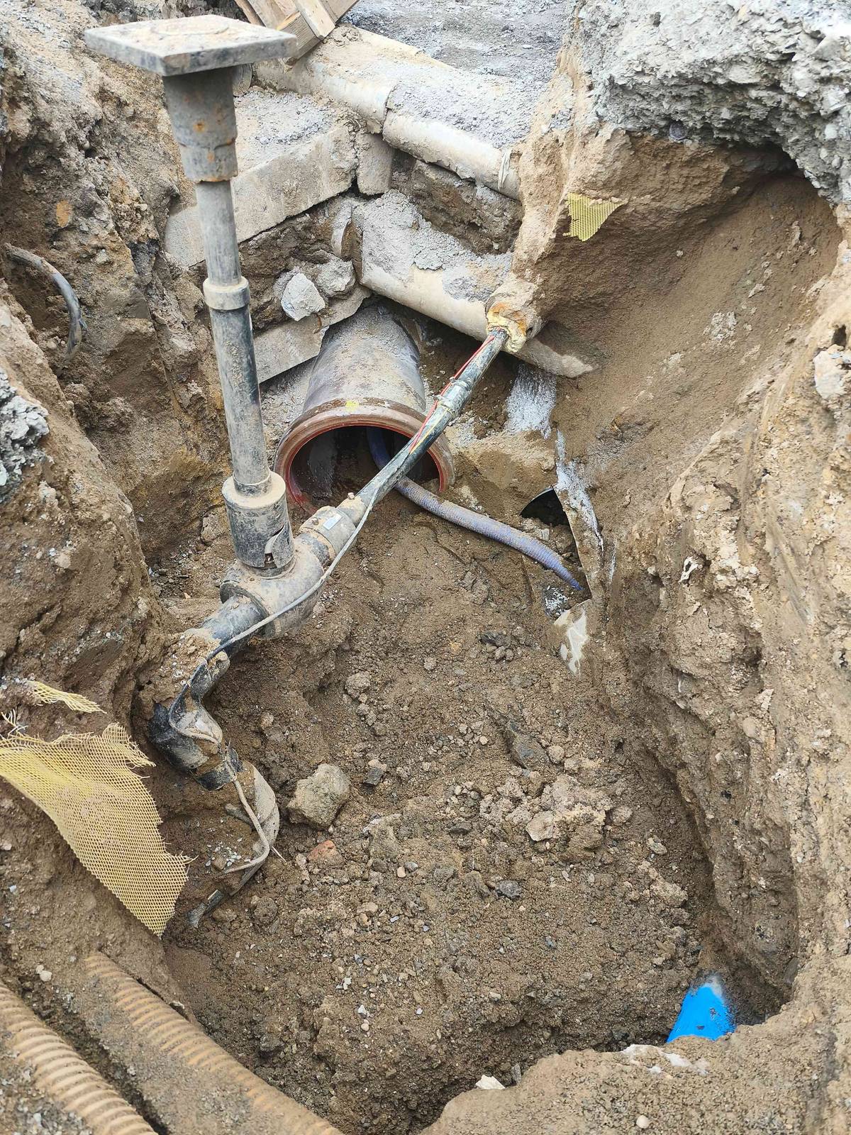 Vážení spoluobčané, milí sousedé, zdržení stavby na Slavětínské hned na začátku bylo způsobeno tím, že se po prvním "kopnutí do země" objevilo neočekávané křížení s dalšími sítěmi – plynovodem a vodovodem, jak ukazuje obrázek. Díky velmi vstřícnému přístupu správců těchto sítí se situaci podařilo rychle vyřešit a stavba tak k dnešnímu dni běží podle původního harmonogramu. V posledním červencovém týdnu byla dokončena asi desetina z první etapy prací. Zítra, tj. ve čtvrtek 7. 8., by měla být zprůjezdněna ulice Axmanova, což dopravní situaci v jižní části Klánovic zase o něco odlehčí. K žádosti MČ Praha-Klánovice o umožnění průjezdu pro občany Klánovic a Šestajovic uzávěrou mezi těmito dvěma sídly bylo zpracováno dopravní řešení a v současné době je v připomínkovém řízení. Hlavní slovo bude mít Policie ČR a ROPID, který má na starosti veřejnou dopravu. O výsledku budeme informovat, hned jak se jej dozvíme. Závěrem bych chtěl znovu všechny požádat o ohleduplnost a dodržování předpisů, zejména omezení rychlosti v zóně 30 km/h a v obytných zónách. Pro bezpečnost nás všech, zvláště ale z ohledu k našim spoluobčanům, kteří podle současných objízdných tras bydlí a musí se na nich pohybovat při cestách domů. Děkuji vám. Karel Loucký