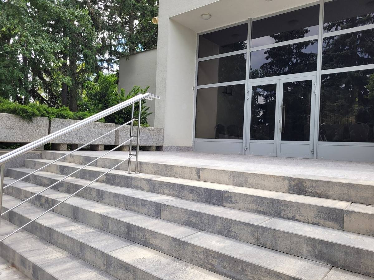 Z nenávratného finančného príspevku v hodnote 14 764,68 EUR sme urobili nové schodisko do Domu smútku, vyčistili fasádu, dosypali kameň okolo budovy.