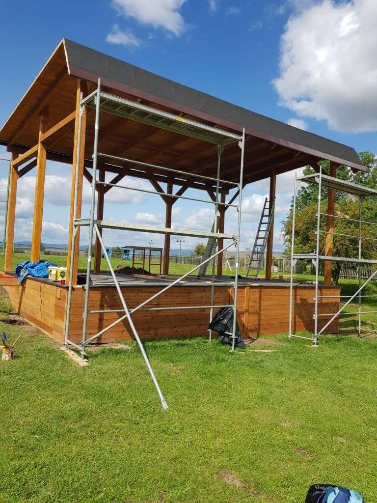 Vážení občané,    dovolujeme si Vás informovat, že u hřiště v Havrani právě probíhá výstavba nového pódia. Máme velikou radost, že vzniká prostor, který bude sloužit kulturním a společenským akcím naší obce.    Věříme, že nové pódium se stane místem setkávání a společných zážitků nás všech.