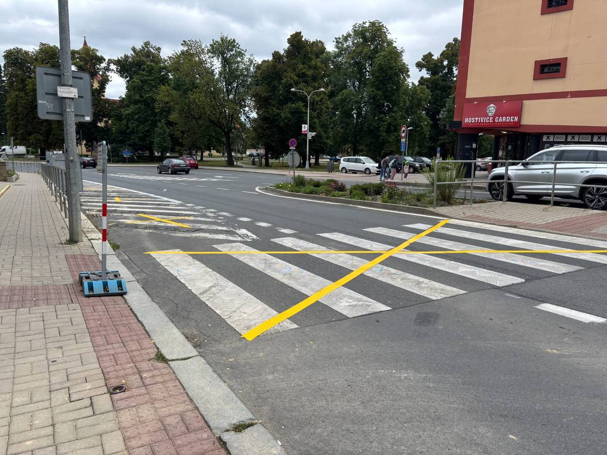 Na základě rekonstrukce prováděné developerem si Vás dovolujeme upozornit na změny, kdy od zítra 5.8. budou probíhat úpravy v okolí zastávky Hostivice, centrum v ulici Čsl. armády včetně kompletní rekonstrukce samotné autobusové zastávky:     ❌Stávající „přeškrtnutý“ přechod u zastávky bude dočasně zrušen a místo bude osazeno dopravními značkami.   👉K přecházení využijte prosím světelné přechody.     📍Zastávka bude přesunuta přibližně o 40 metrů blíže ke křižovatce s ulicí Komenského.     Práce na dláždění, instalaci nového přístřešku a úpravách okolí potrvají přibližně 10–14 dní.     🙏Děkujeme za pochopení a trpělivost!