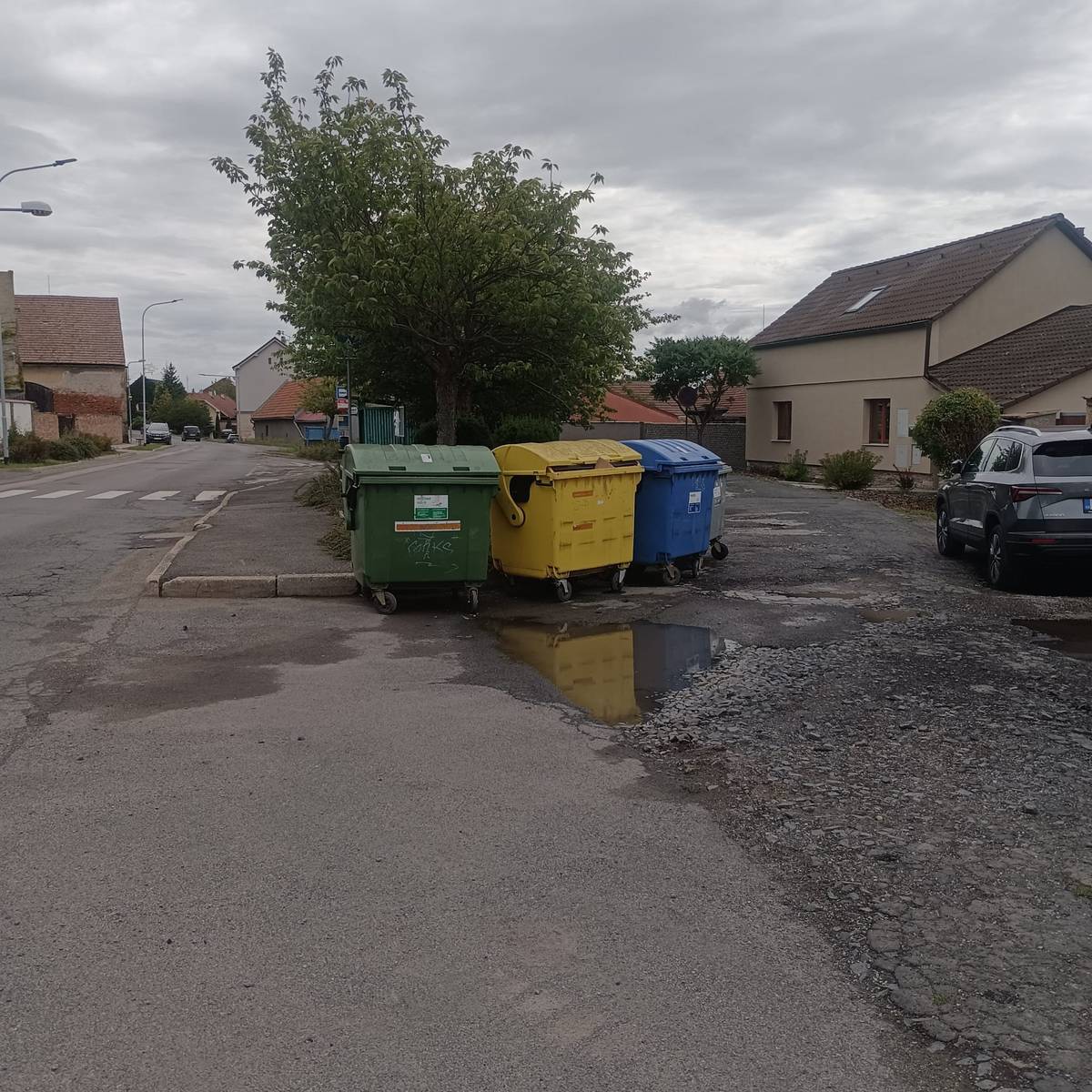 Po dobu rekonstrukce povrchu v ulici Hřbitovní jsou umístěny kontejnery na tříděný odpad v ulici Švermovská, u autobusové zastávky Brandýsek, Olšany. Děkujeme za pochopení.