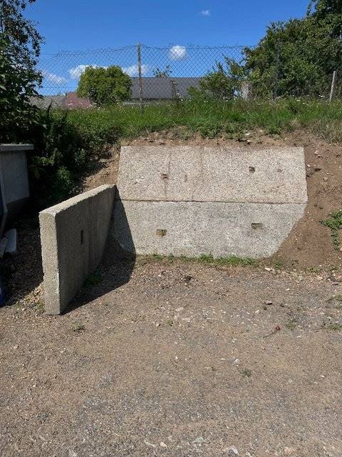 Vedle kontejneru na železný odpad je nově vytvořeno místo pro dočasné uložení bioodpadu.