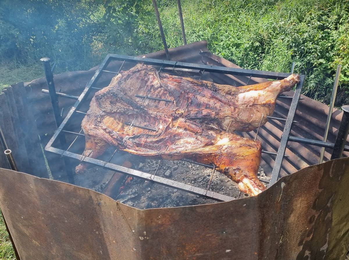 Připomínáme, že v sobotu 9.8. od 15:00 na louce vedle víceúčelového hřiště proběhne pouťové grilování. Můžete se těšit na grilované prase, skákací hrad, aqua zorbing, pivo, víno, limo, palčinky, míchané nápoje...