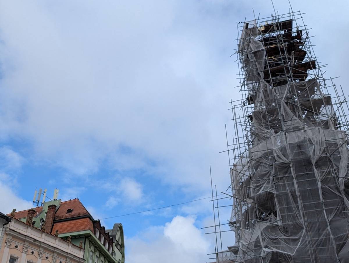 Mobilní 5G vysílač CETINu a O2 na Horním náměstí v Olomouci