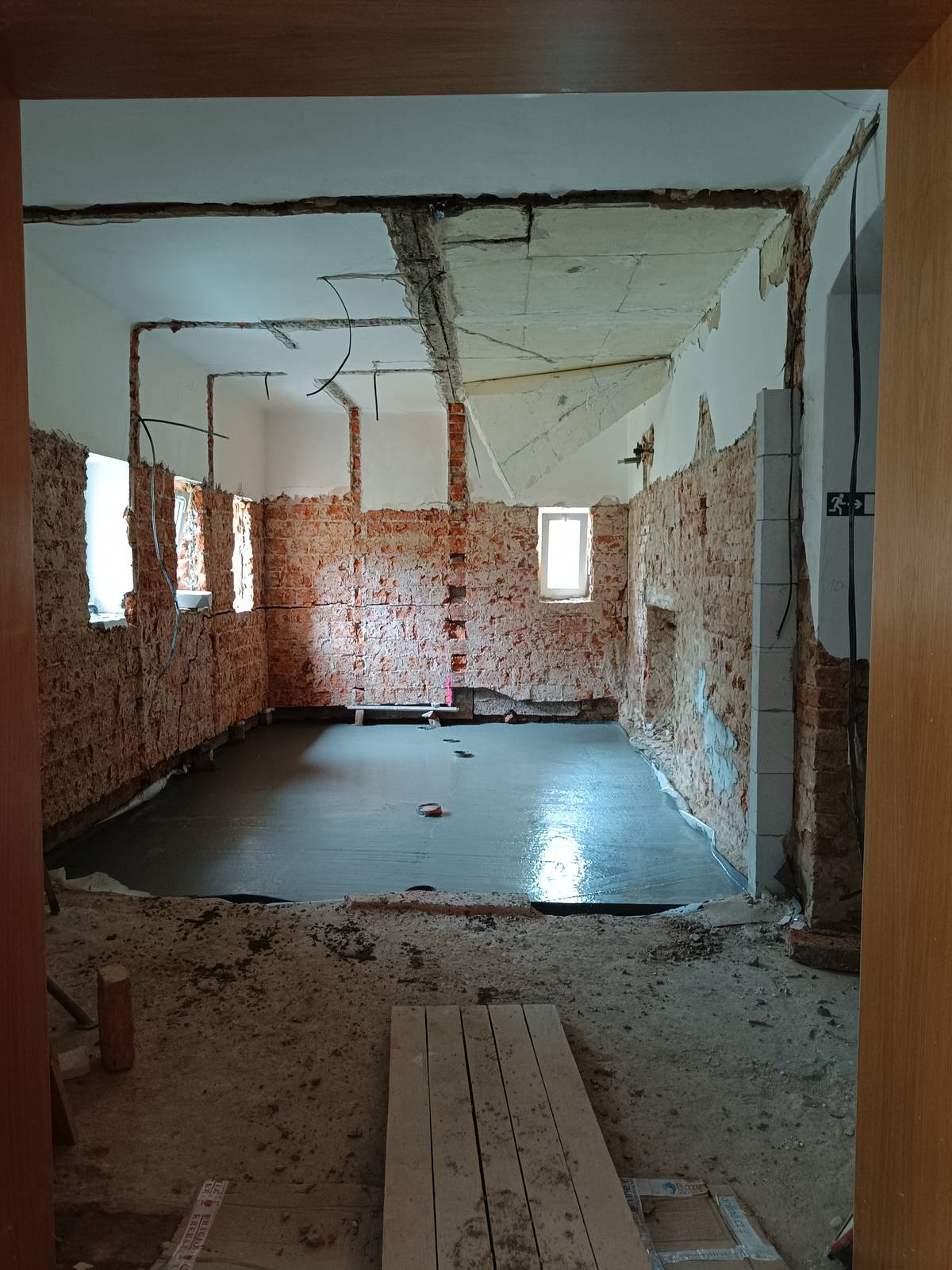 Rekonstrukce kulturního domu se posunula do další fáze. Aktuálně probíhá vylití nové podlahy ve velkém sále a oprava zadních sociálních zařízení. 💧 Problémy s vlhkostí, které se objevily až v průběhu prací, si vyžádaly dodatečné zásahy. Byla provedena injektáž zdiva ve velkém i malém sále a ve velkém sále byly navíc aplikovány sanační omítky, které zlepší stav zdiva a pomohou jeho vysychání. 📆 Obnova měla být původně dokončena do konce srpna, ale kvůli nově zjištěným komplikacím a nutnosti zajistit vhodné podmínky pro další fáze je termín dokončení posunut na konec října. Tento posun je nezbytný zejména kvůli plánované pokládce dřevěných parket, která vyžaduje suché a stabilní prostředí. 📩 Na obnovu kulturního domu byla podána žádost o dotaci, která byla schválena Ministerstvem pro místní rozvoj.