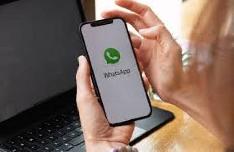 ‼️Používáte WhatsApp? Pak byste měli zpozornět. Českem se opět šíří internetový podvod, kdy se pachatelé vydávají například za členy Vaší rodiny nebo za přátele a jejich jménem Vás žádají o peníze. ‼️Celý trik spočívá ve zneužití identity. Podvodníci napadnou skutečný WhatsApp účet Vašich známých a z něho Vám pak posílají zprávy s naléhavou žádostí o půjčku. Ve skutečnosti však komunikujete s podvodníky, kteří se snaží obohatit na Váš účet. ‼️Podvodníci jsou bohužel velmi přesvědčiví. Zpráva přijde přímo do existující konverzace, je formulována nenápadně a často obsahuje důvěrné oslovení. Dokonce se podvodníci mohou trefit i do členů rodiny či známých, u kterých by pomoc s financemi mohla působit věrohodně. Přesto však nepodlehněte nátlaku, který se s těmito zprávami pojí! A jak se bránit?  Rozveďte s dotyčným diskuzi a zeptejte se ho na něco, co ví jen on. Nikdy neposílejte peníze na základě zprávy bez předchozího telefonického ověření. Zavolejte známému na telefonní číslo a zeptejte se, jestli o peníze žádá opravdu on.  ‼️Buďte obezřetní. Ověření trvá minutu, ztracené peníze už ale zpět dostat nemusíte!!!