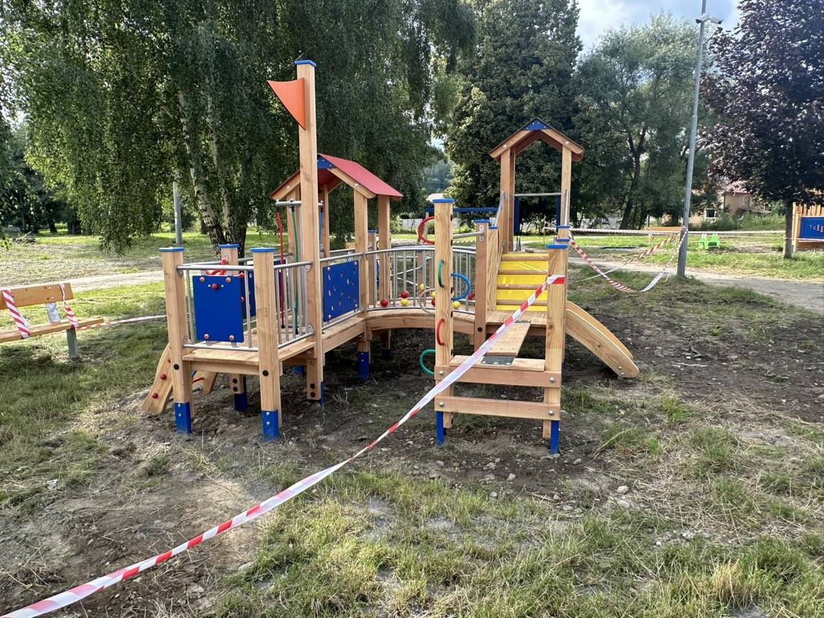 Povodeň v roce 2024 zasáhla naši obec a způsobila rozsáhlé škody na obecním i soukromém majetku. Rozbité cesty, zničené pozemky, stovky tun odpadu – to vše jsme museli zvládnout v rekordním čase.