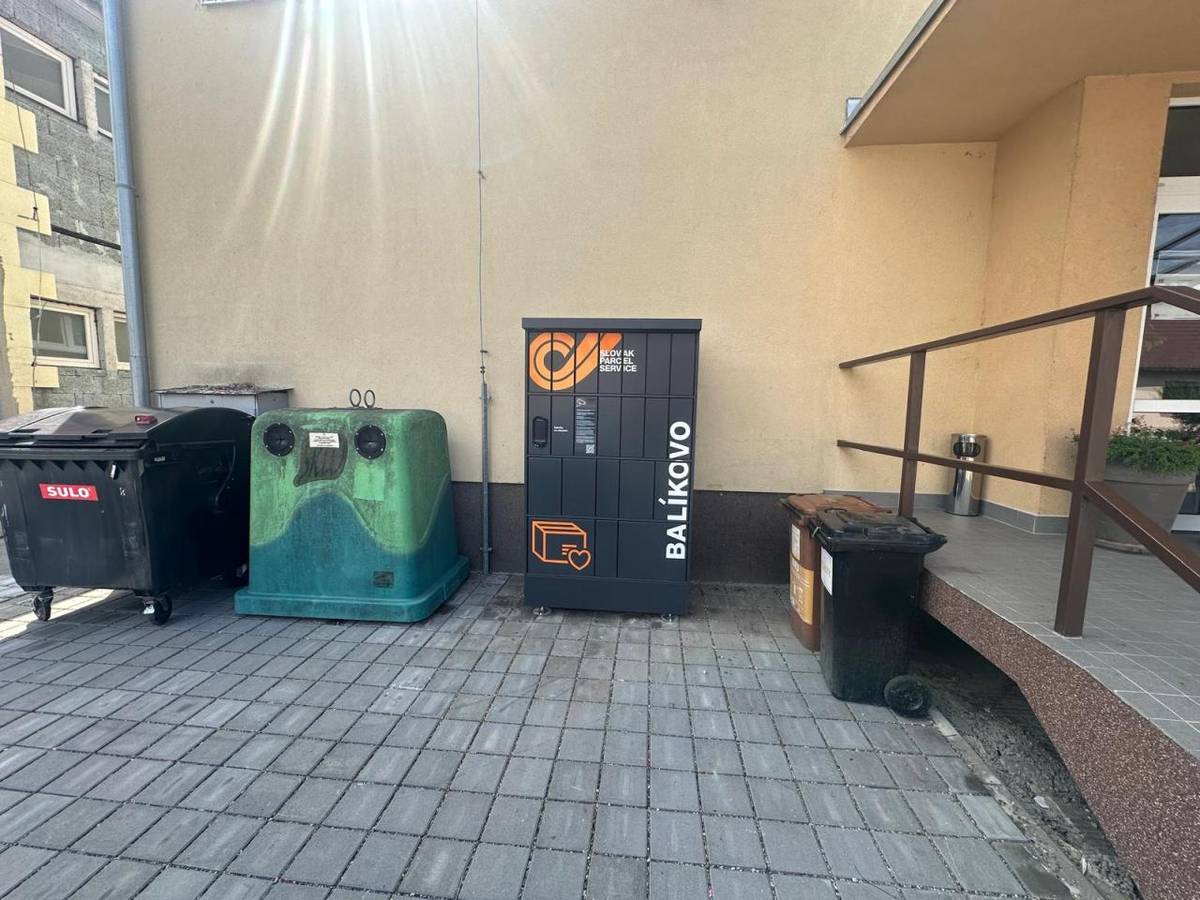 Doručovanie balíkov je opäť jednoduchšie – box je plne funkčný a pripravený na používanie. Nájdete ho hneď vedľa vchodu do domu kultúry.    Môžete si sem nechať pohodlne doručiť svoje zásielky a vyzdvihnúť ich v čase, ktorý vám najviac vyhovuje.