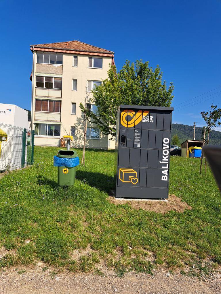 Vážení občania! V obci pribudol nový box „BALÍKOVO" spoločnosti Slovak Parcel Service. Box je umiestnený pri bytovkách. Samoobslužný výdajný box je dostupný 24 hodín denne. Na vyzdvihnutie zásielky máte 48 hodín. Ako funguje balíkobox a všetky ostatné informácie nájdete na https://www.sps-sro.sk