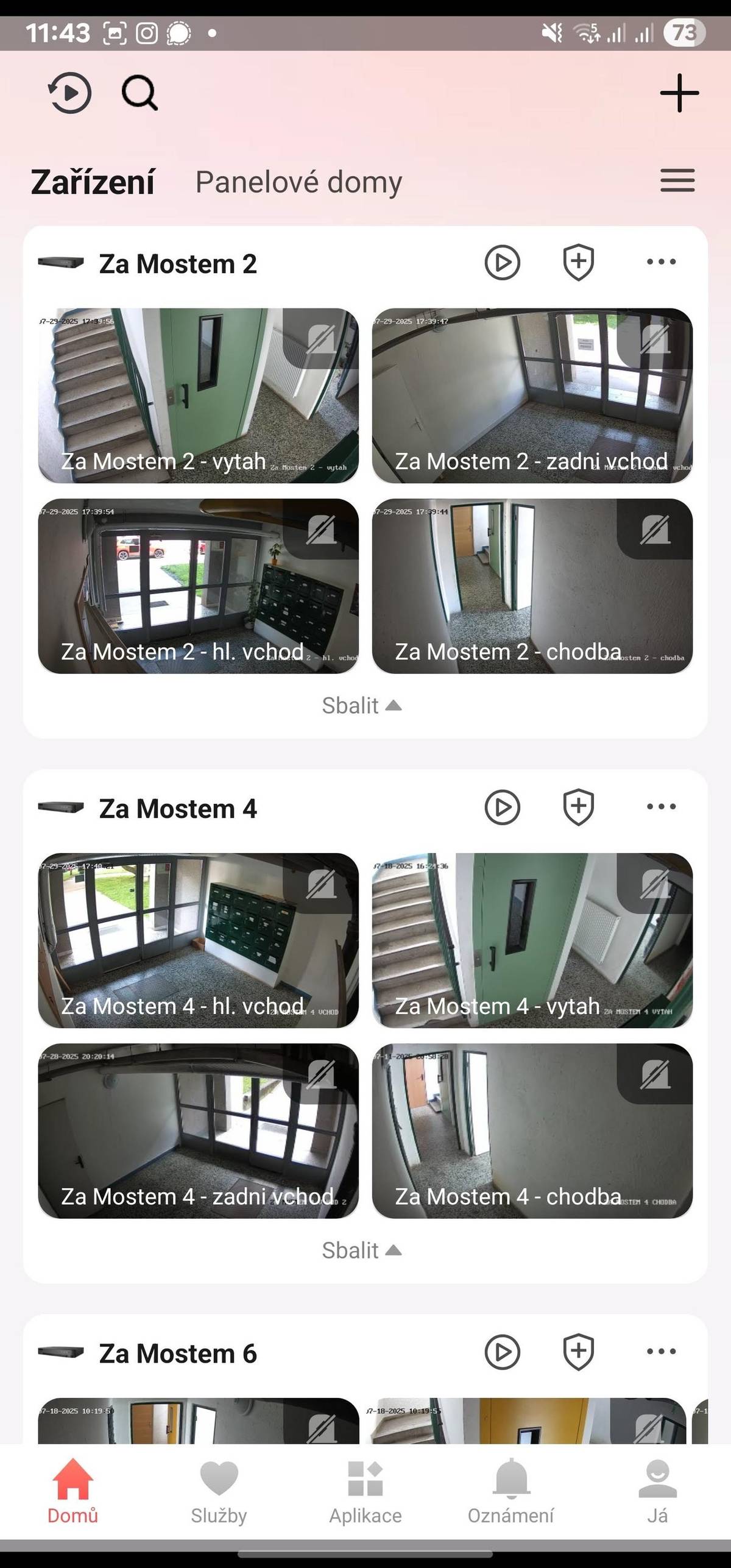 Ve všech 30 obecních panelových domech v sídlišti Komárov již funguje kamerový systém. Kamery monitorují pouze společné prostory (hlavní vchod, zadní vchod, vchod do výtahu, vchody do sklepů) a záznam je uchováván po dobu sedmi dnů. Provozovatelem kamerového systému je ÚMČ Brno-jih a pro nahlášení případného incidentu pište či volejte na bytový odbor (bytak@brno-jih.cz ).   Od kamerového systému si slibujeme významné zvýšení bezpečnosti a větší ochranu městského i soukromého majetku. Úzce spolupracujeme s Městskou policií i Policí České republiky a ke kamerovému systému má přístup pouze velmi omezený okruh pověřených osob.   K dalšímu zvýšení bezpečnosti pak přispěje chystaný přesun poštovních schránek na vnější stranu dveří v rámci výměny všech vchodových dveří, která bude probíhat v září a říjnu. S tím také vyměníme zámkové vložky dveří za takové, jejichž klíče lze zkopírovat pouze s bezpečnostní kartou. A po výměně dveří, které budou navíc již vybaveny samozamykacím elektromechanickým systémem, se chystáme zavést jejich otevírání pomocí čipů i u zadních vchodů.