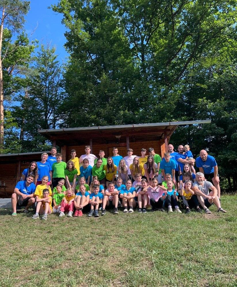 19. Naučného kempu se zúčastnilo celkem 36 dětí. I letos počasí přálo, a tak si mohly děti vychutnat dovádění v bazénu. Během týdne děti zažily 27 táborových her, noční stezku odvahy, letní olympiádu, výlet do Tišnova s výšlapem na rozhlednu Klucaninu a závěrečnou diskotéku s opékáním špekáčků.    Děti byly rozděleny do 4 týmů s názvy: Dravé kudlanky, Krvežíznivá klíšťata, Žůžo švábi a Nebeští hovniválové.    Tyto týmy také mezi sebou soupeřily o nejlepší táborový tým.  1. místo získali Nebeští hovniválové, 2. místo Žůžo švábi, 3. místo Dravé kudlanky a 4. místo Krvežíznivá klíšťata.   Mezi dětmi se také soutěžilo v kategoriích mladší/starší dívky/kluci o nejlepšího táborníka.   V kategorii mladší holky: 1. místo Nela Eichlerová, 2. místo Sofie Holinková a 3. místo Viktorie Včelná. V kategorii mladší kluci: 1. místo Šimon Liška, 2. místo Jonáš Liška a 3. místo Mikuláš Myška. V kategorii starší holky: 1. místo Viola Kubaníková, 2. místo Anna Olejníková, 3. místo Elenka Beranová. V kategorii starší kluci: 1. místo Matěj Vyležík, 2. místo Pavel Kubinec, 3. místo Tomáš Beránek.   Obecní úřad Holčovice děkuje všem vedoucím, kteří pomohli s organizací a bezproblémovým průběhem tábora.    20. ročník Naučného kempu se uskuteční od 25.7. do 1.8.2026 (od soboty do soboty).    Více fotografií z tábora najdete na https://www.obecholcovice.cz/naucny%2Dkemp%2D19%2Drs%2Dprudka%2D2025/gs-1336