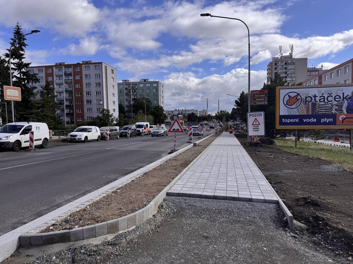 Vážení občané, z důvodu dokončovacích prací na okružní křižovatce v Lobečku, a přilehlých parkovacích místech, bude v termínu od 21.08. do 24.08. 2025 zcela uzavřen průjezd přes Masarykův most (ulice Mostní). Ve směru z ulice Mostní budou dále po stanovenou dobu uzavřeny ulice Třída Legií a Třebízského.  Objízdná trasa: - pro osobní automobily přes obec Nelahozeves - pro nákladní automobily přes město Velvary  Průjezd přes Masarykův most bude zachován jedním jízdním pruhem pro autobusy PID (doprava bude řízena semafory) a vozidla IZS. Informace týkající se autobusové dopravy: Spoje linky 370, které v trvalém stavu obsluhují ulici Třebízského, budou za zastávkou „Kralupy nad Vltavou, Kovošrot“ vedeny z ulice U Dýhárny přímo ulicí V Pískovně, na kruhovém objezdu 4. sjezd do ulice Mostní - do zastávky „Kralupy nad Vltavou, kulturní dům“, která bude pro tyto spoje zřízena jako náhrada za zastávku „Kralupy nad Vltavou, Třebízského věžáky“, poté přímo na Masarykův most a dále po pravidelné trase. Pro linku PID 370 budou zrušeny zastávky „Kralupy nad Vltavou, U Dýhárny“, „Kralupy nad Vltavou, Třebízského škola“ a „Kralupy nad Vltavou, Třebízského věžáky“. Spoje linky 370 vedené do/z Prahy přes Veltrusy budou přes dotčenou křižovatku vedeny dle aktuálního dopravního režimu beze změny. Linky 372, 466, 470, 473, 646, 663, 856, a 957 budou přes dotčenou křižovatku vedeny dle aktuálního dopravního režimu beze změny. Linka 857 bude obousměrně vedena za Masarykovým mostem přímo ulicí Mostní do zastávky „Kralupy nad Vltavou, kulturní dům“, dále vlevo Masarykova, vpravo Revoluční a dále po své pravidelné trase. Pro linku se ruší zastávky „Kralupy nad Vltavou, Třída Legií“ a „Kralupy nad Vltavou, ZŠ Václava Havla“. Pro tuto linku se zřizuje výše uvedená zastávka „Kralupy nad Vltavou, kulturní dům“.