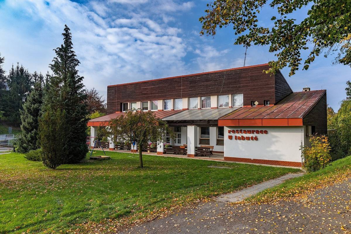 Vážení přátelé, restaurace U Labutě bude tento víkend tj. 8. až 10.8. z rodinných důvodů zavřená. Děkujeme za pochopení. Martin a Veronika