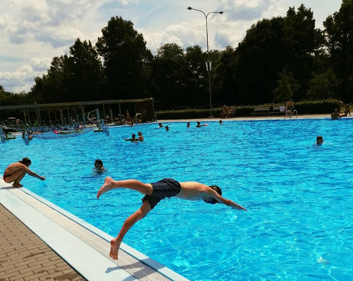 Počasí v příštích dnech přímo vybízí k návštěvě koupaliště! Přijďte si užít letní pohodu na naše koupaliště – voda má příjemnou teplotu a počasí v příštích dnech slibuje samé slunečné chvíle! S Kartou občana máte slevu na vstupném než 50 %!  Otevřeno každý den od 10:00 do 20:00. Těšíme se na vás!