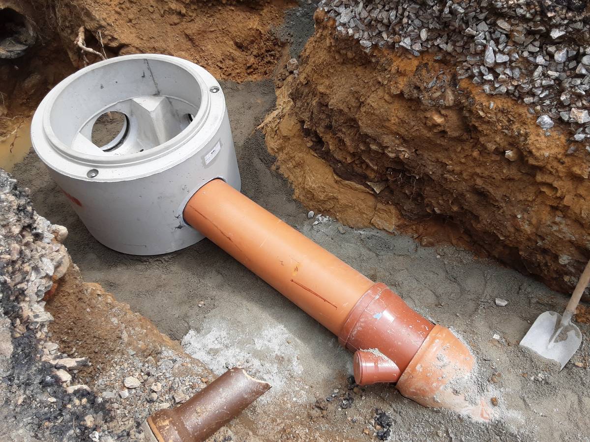 Oznamujeme občanům, že v době od 18.8. 2025 do 21.9. 2025 bude probíhat plánovaná oprava kanalizace v úseku od autobusové zastávky u restaurace Na Kocandě k obchodu potravin na Rafandě, včetně výměny šachet u obchodu. z toho důvodu bude omezen provoz v tomto úseku. Stavbu bude provádět firma SETO, s.r.o. Dačice. Omezení je stanoveno přechodnou úpravou provozu na pozemních komunikacích, které je přílohou této zprávy. Žádáme občany, aby projížděli a procházeli tímto úsekem v době oprav s opatrností.