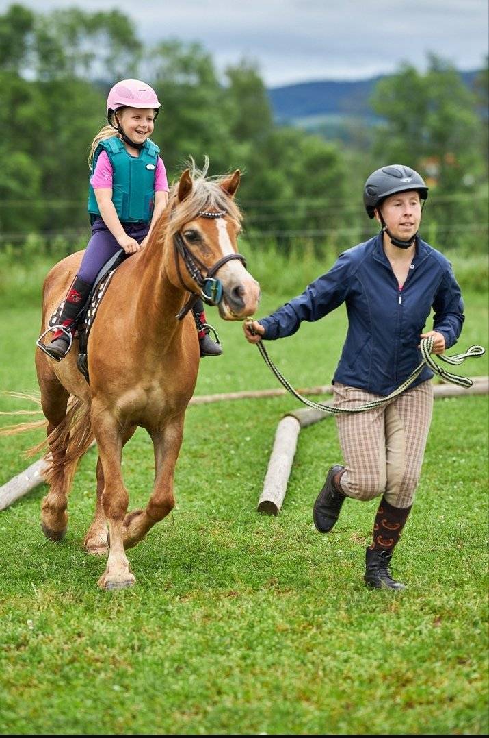 Na DNI OBCE si z bohatého programu vybere každé dítko. Co třeba projížďka na koni s doprovodem profíka Martinou Formanovou? Čas: 15.30 - 17.30 hodin  Foto: Martina Formanová  #denobcevlčice2024 #projížďkanakoni #obecvlčice