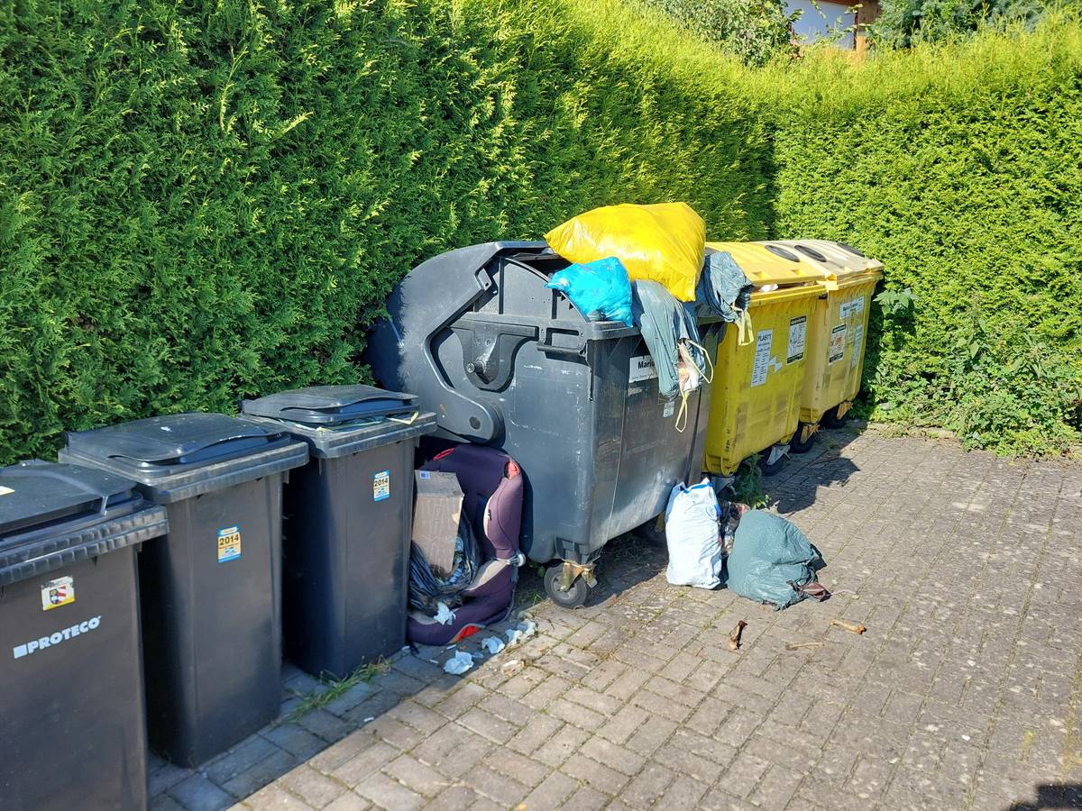 Vážení občané, tak takto ne. Opět byl velký nepořádek u kontejnerů a trvá to delší dobu. Vím, že většiny z vás se to netýká, třídíte jak se má a na směsný odpad používáte svoje popelnice. Velký kontejner a černé popelnice u prodejny jsou určeny jen pro některé rekreační objekty, které nejsou na svozové trase. Navíc odpad v kontejneru je zcela nevytříděný!!! Tříďte prosím odpad jak se má. Nemusi to v Dobřanech vypadat jako na smetišti.🤨