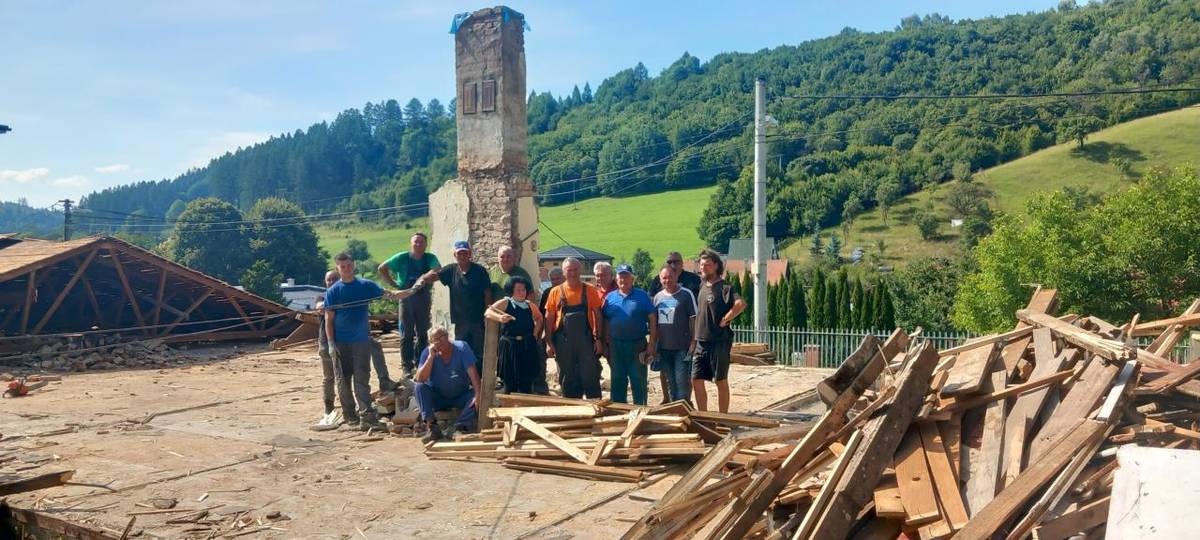 V sobotu 9.8.2025 sa nám podarila veľká vec, zbúrali sme starú drevenú škôlku, ktorá bola postavená v roku 1951.