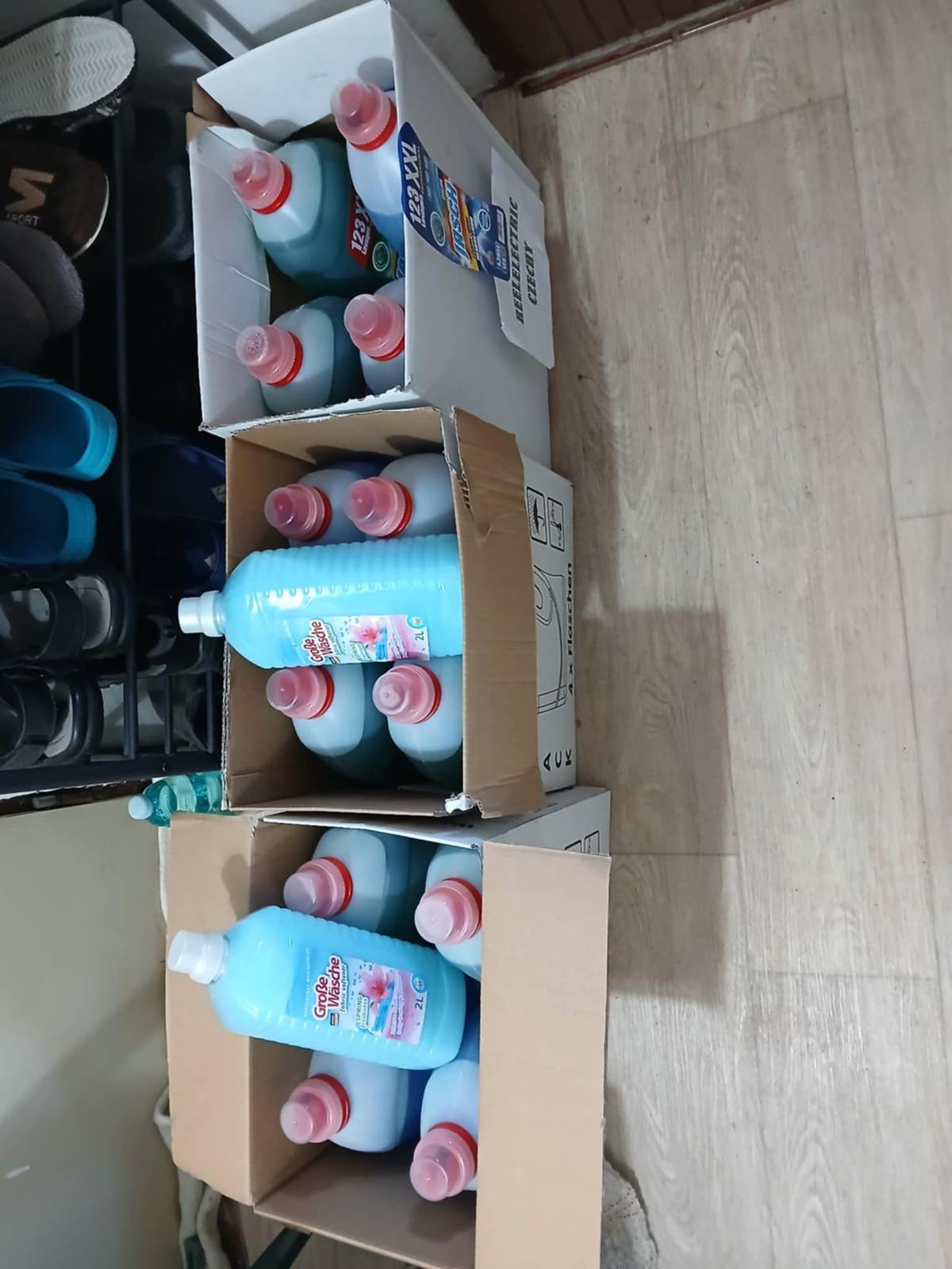 Dnes jsem obdržela zprávu od místních občanů, že se v Buzicích pohybuje dáma a nabízí předražené práci gely seniorům. Prácí gely za cenu okolo 2000 Kč prodala seniorce za 6000 Kč. Prosím rodinné příslušníky seniorů, kteří jsou doma sami, poučte je aby domů nepouštěli cizí osoby a rozhodně od nich nic nekupovali. Pokud má někdo stejnou zkušenost v Buzicích, neprodleně mě kontaktujte Telefonní číslo 608 209 894. Přikládám foto od poškozených   děkuji Gabriela Málková